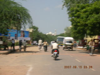 35 69e. Agra - on the way to taj mahal