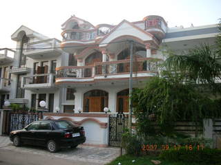 11 69f. morning run, Gurgaon, India - nice houses