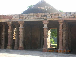 90 69h. Qutub Minar, Delhi - columns