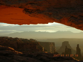 44 6bh. Canyonlands National Park - Mesa Arch dawn