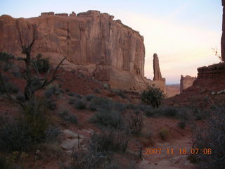 9 6bj. Arches National Park - Park Avenue Trail at daybreak