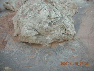 32 6bj. Arches National Park - Park Avenue Trail at daybreak