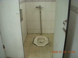 213 6kv. eclipse - Shanghai - Zhu Jia Jiao village - floor toilet