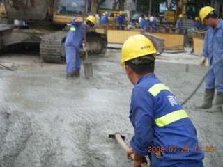 404 6kv. eclipse - Shanghai - construction crew in blue