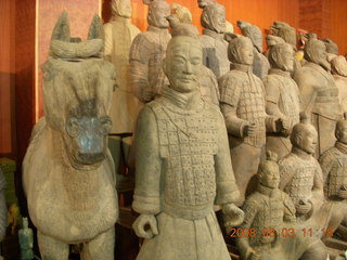 85 6l3. eclipse - Xi'an - Terra Cotta warriors - souvenirs