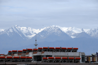 16 6l8. eclipse - China - Gordon - Jiayuguan mountains in the distance with bird and building