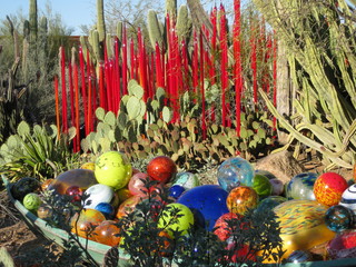 beth's Dale Chihuly pictures - Beth and Dita
