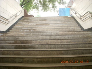 18 6xt. China eclipse - Beijing morning run - stairs back to street level