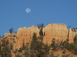 38 705. Bryce Canyon - sunrise at Sunrise Point - moon