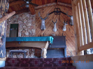 185 771. Tangri-la (UT68), Caveman Ranch inside