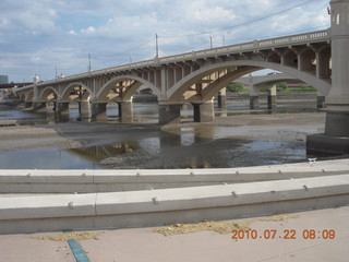 Tempe Town lake run without water - bridge