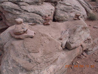 273 7j9. Dead Horse Point - Basin View hike - 3 cairns - they want to make sure you know where to go