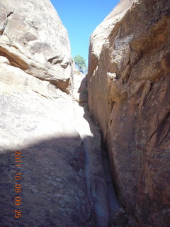 66 7q9. Arches National Park - Devil's Garden hike - climb out from Navajo Arch