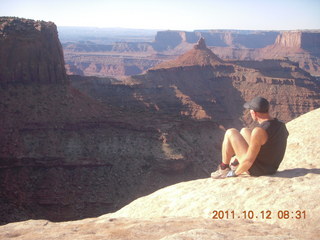 67 7qc. Dead Horse Point hike - Rim View - Adam (tripod)