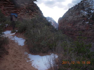 431 7sf. Zion National Park - Angels Landing hike - warning sign