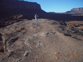 370 83q. Monument Valley tour - tourist at John Ford point
