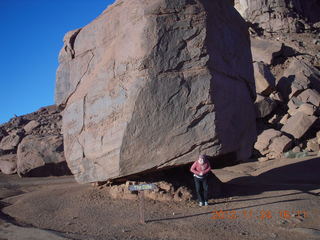 434 83q. Monument Valley tour - Adam holding up cube rock, Atlas style