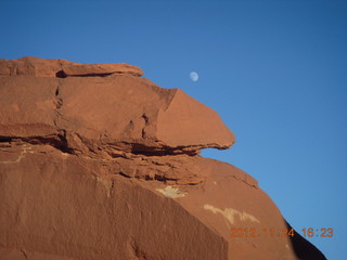 461 83q. Monument Valley tour - moon