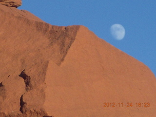 462 83q. Monument Valley tour - moon