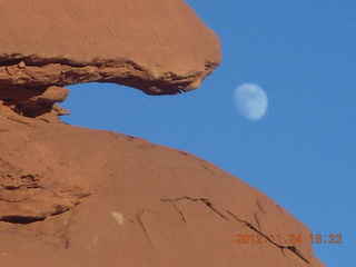 463 83q. Monument Valley tour - moon