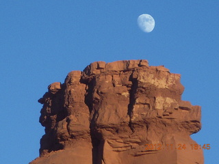 481 83q. Monument Valley tour - moon