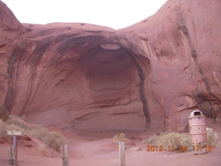 514 83q. Monument Valley tour - Hogan Arch