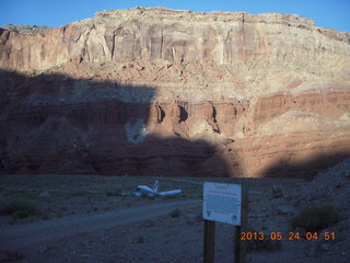 19 89q. Hidden Splendor - N8377W and airstrip sign