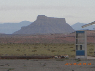 13 89u. Hanksville - phone booth