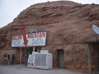 20 89u. Hanksville - Hollow Mountain food mart