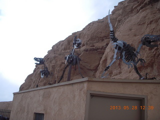 216 89u. Hanksville - metal dinosaurs