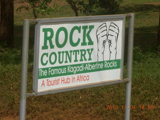 81 8f4. Uganda - drive to chimpanzee park