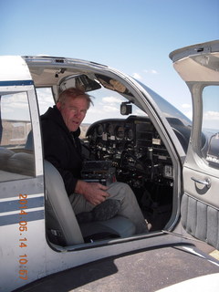 71 8me. Mike T taking the radios out of n8377w