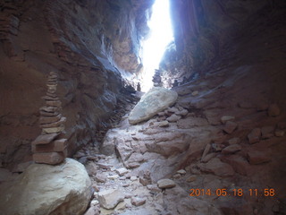 204 8mj. Canyonlands National Park - Needles - Elephant Hill + Chesler Park hike - slot or fissure - cairn farm