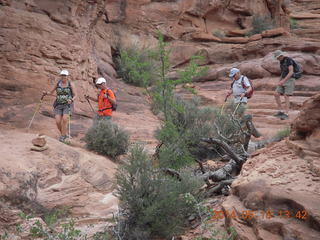 324 8mj. Canyonlands National Park - Needles - Elephant Hill + Chesler Park hike - hikers