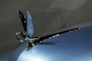 359 8zv. Gateway car museum - hood ornament