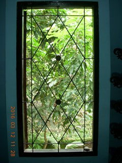 98 99c. Indonesia - Lombok - loom-weaving village