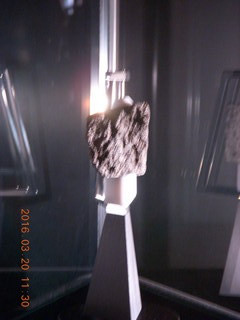 68 99l. London Science Museum moon rock