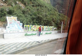 270 a0f. Peru - bus uphill to machu picchu