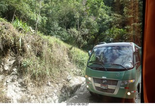 282 a0f. Peru - bus uphill to machu picchu