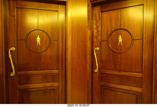 32 a0y. Argentina- Buenos Aires - Pertutti breakfast - bathrooms