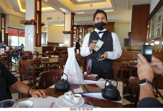 35 a0y. Argentina - Buenos Aires - waiter with two-dollar bill
