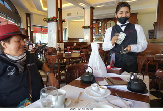 36 a0y. Argentina - Buenos Aires - waiter with two-dollar bill