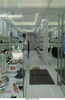 43 a0y. Argentina - Buenos Aires - shopping