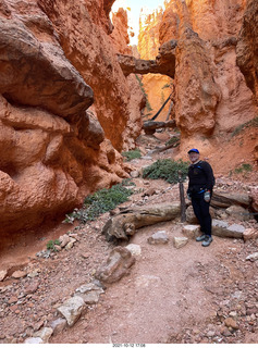 48 a18. Bryce Canyon - Two Bridges + Adam