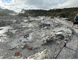 214 a1s. New Zealand - Hell's Gate - mud and thermal walk