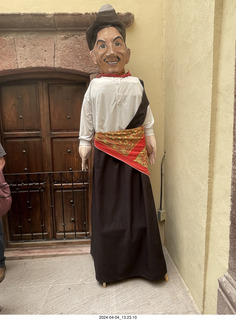 44 a24. San Miguel de Allende - big person