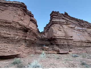 395 a2q. Utah - Hidden Splendor hike - Heather on rock