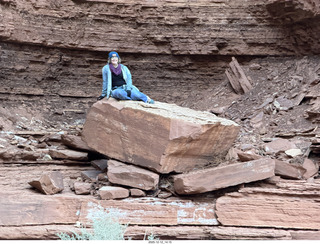 398 a2q. Utah - Hidden Splendor hike - heather on rock