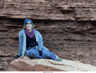 399 a2q. Utah - Hidden Splendor hike - heather on rock