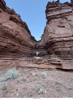 400 a2q. Utah - Hidden Splendor hike - Heather on rock